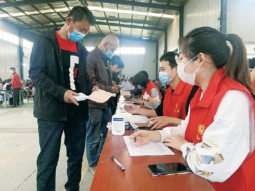 保持一米距离"在天津市静海区梁头镇新冠疫苗接种点,党员志愿者