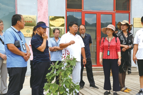 下得了田地　登得了讲台