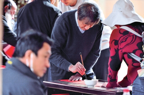 云南建水：迎新春　送春联
