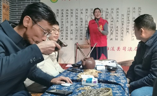 边喝茶边协商 怨气没了和气多了